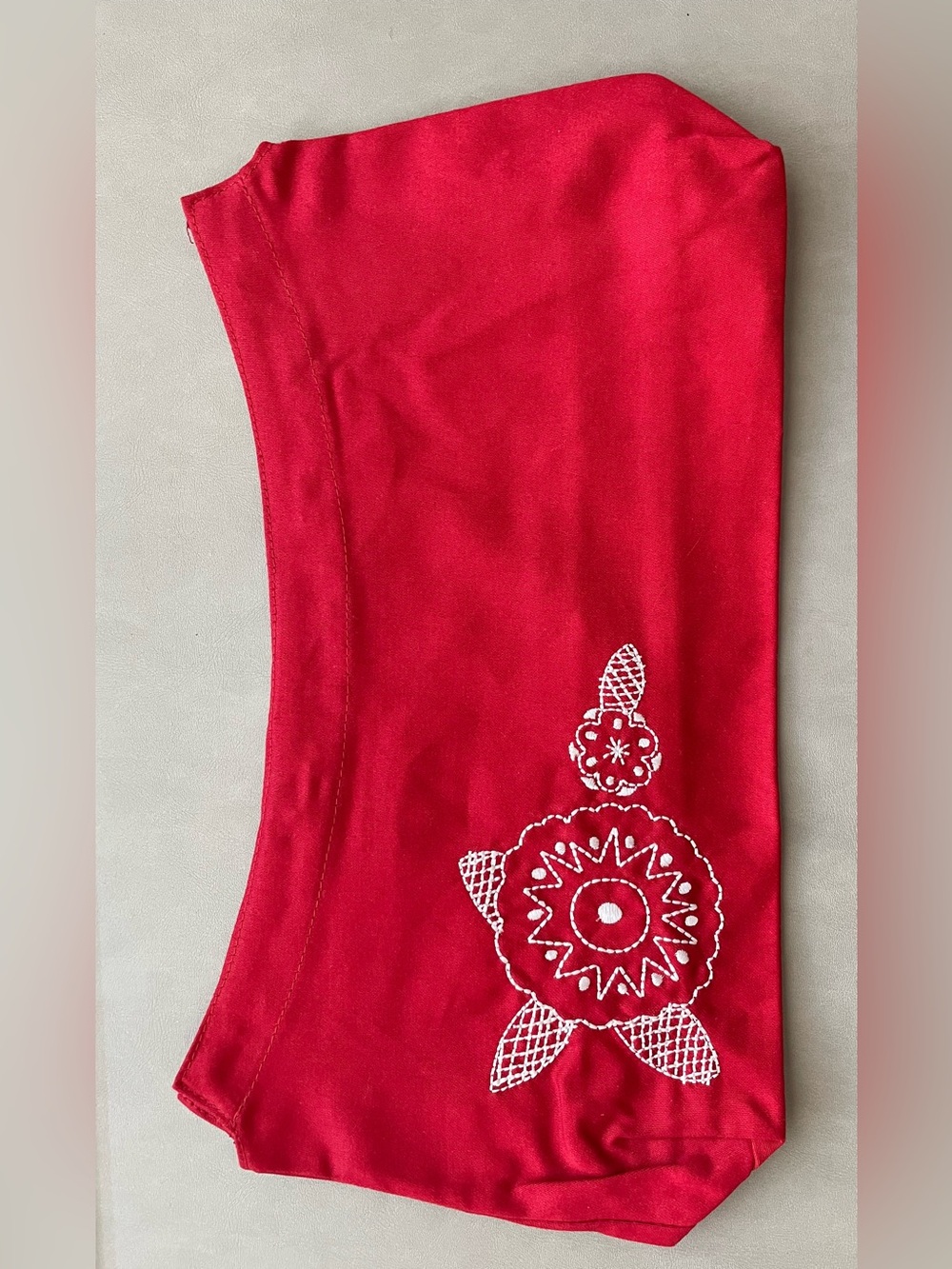 Thirty-One Red Womens Purse Skirt with White Embroidered Flower Bag Cover